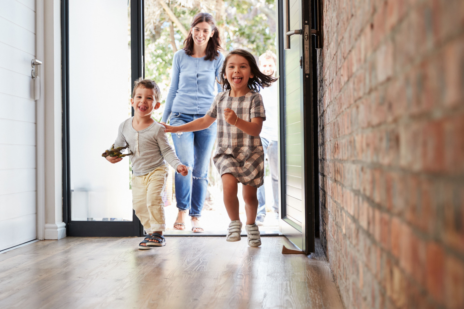 family-arriving-holiday-web